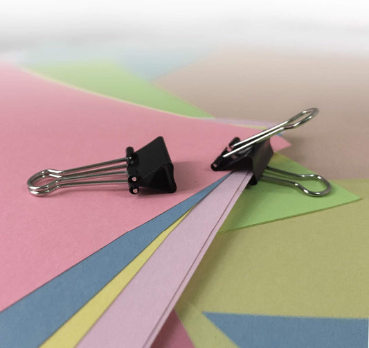 5/16 inch (0.3 inches) clamping capacity holding up to 75 pages