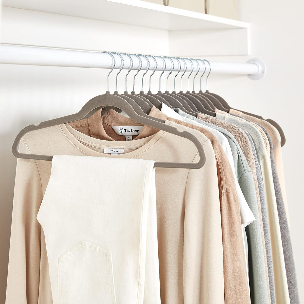 Amazon Basics Velvet Suit Hangers – Coordinated Closet Decor for Walk-In Wardrobes, Rose Gold and Navy Finishes