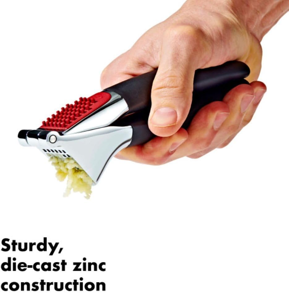 built-in cleaner that flips out of the handle to push through leftover peels and pulp