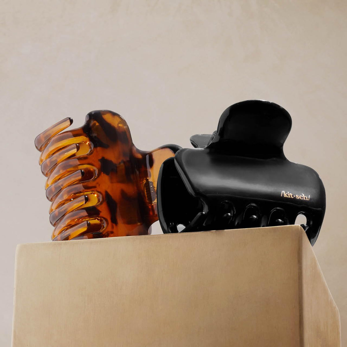 Kitsch Medium Hair Clip – Clean-Lined Styling Tool for the Minimalist Bathroom Counter