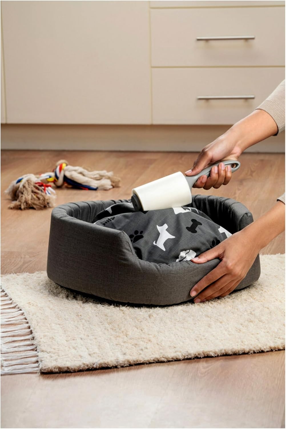 Scotch-Brite Pet Hair Lint Roller – Sleek Wooden-Handle Fur Remover for Neutral Interiors and Uncluttered Living Rooms