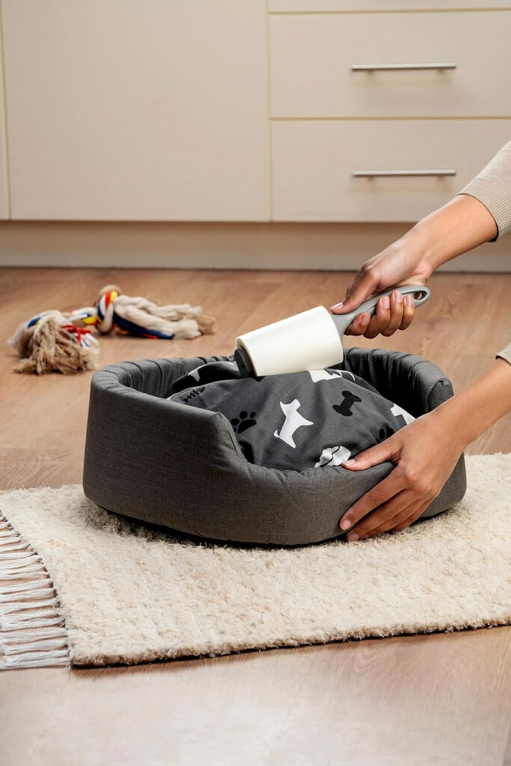 Scotch-Brite Pet Hair Lint Roller – Sleek Wooden-Handle Fur Remover for Neutral Interiors and Uncluttered Living Rooms